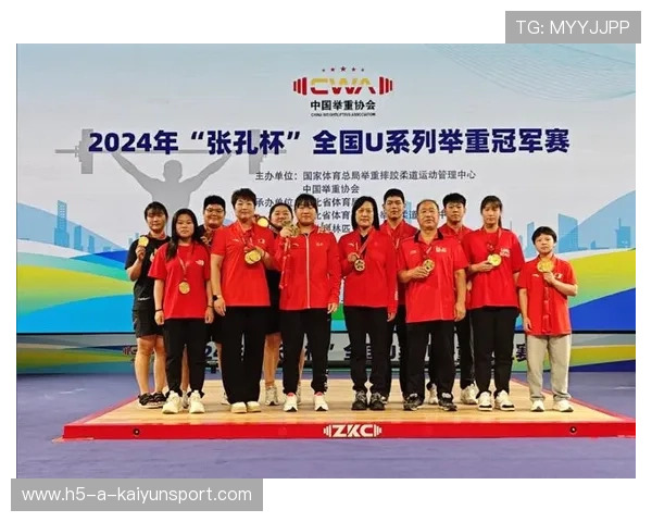 中国举重队在选拔赛中多名选手突破自我纪录 中国举重队在选拔赛中多名选手突破自我纪录